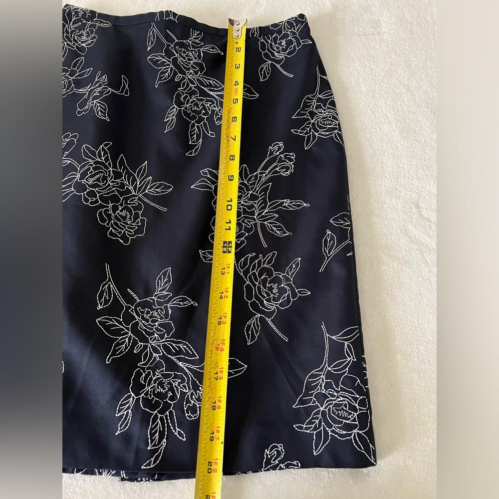 Ann Taylor Floral Embroidered Navy Lined Skirt NWT, Size 2P - Picture 8 of 14
